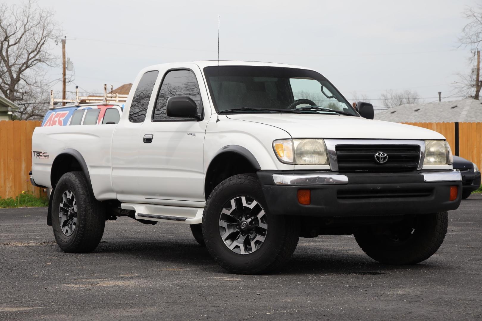 2000 WHITE TOYOTA TACOMA PreRunner Xtracab V6 2WD (4TASN92N1YZ) with an 3.4L V6 DOHC 24V engine, 4-SPEED AUTOMATIC transmission, located at 420 E. Kingsbury St., Seguin, TX, 78155, (830) 401-0495, 29.581060, -97.961647 - Photo#0